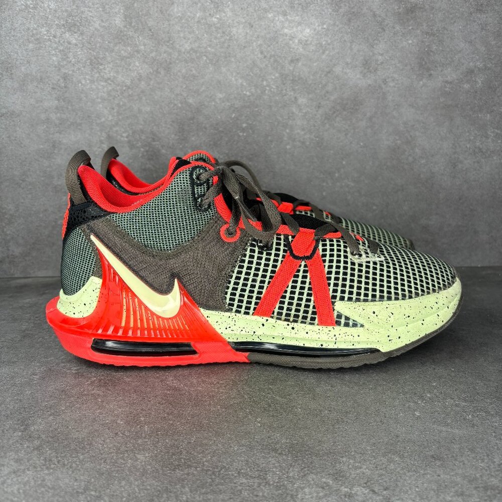 Nike LeBron Witness VII 7 Sneaker, Men's 10, Bright Crimson Alligator DM1123-001